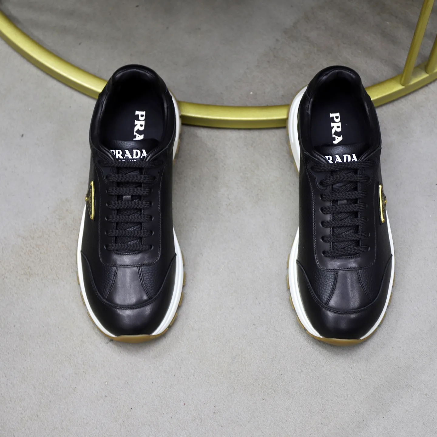 Factory price: 740💰Top original order Brand: PRADA (Prada) Standard code: Men's size 38/44 (45 can be customized) Grade: Same as the official website Material: Original cowhide stitching imported cowhide lining Original combination two-color wear-resistant soft outsole Style category: Leisure and sports version Young fashion European and American trend British style Color: Real picture color